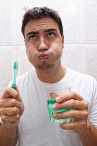Man using a manual toothbrush